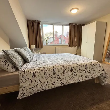 Bright And Cozy In Leeds Homestay
