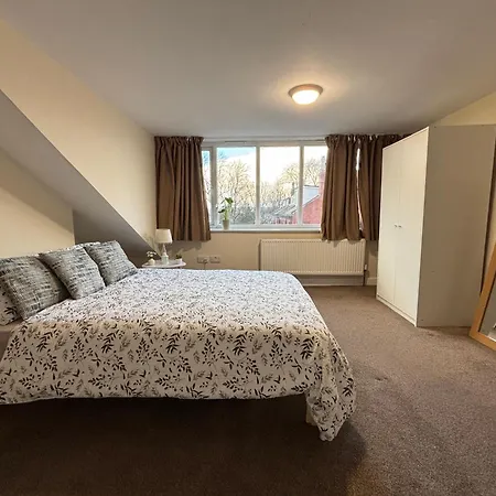 Bright And Cozy In Leeds Homestay