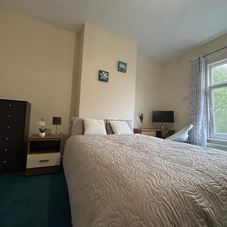 Bright And Cozy In Leeds Homestay