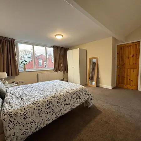 Bright And Cozy In Leeds