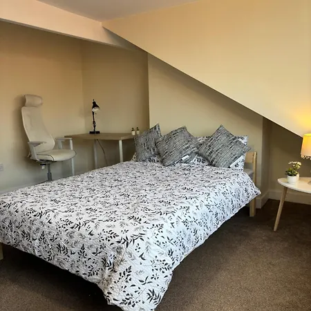 Bright And Cozy In * Leeds