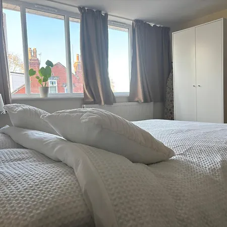 Bright And Cozy In * Leeds